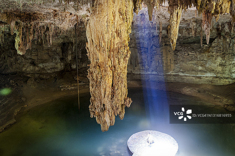 墨西哥尤卡坦半岛巴利亚多利德的苏伊通天然井图片素材