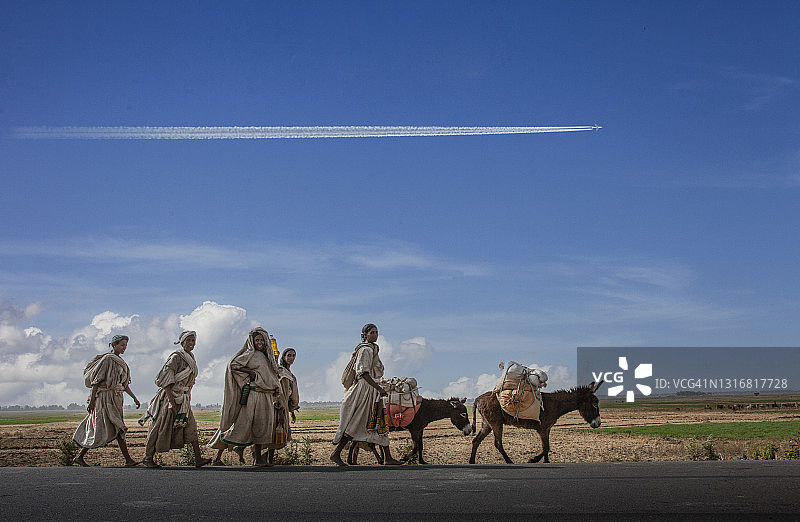 埃塞俄比亚妇女赶着驴去市场图片素材