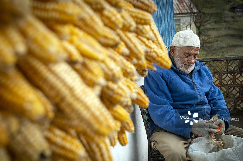 面向自然的年长土耳其男人肖像图片素材