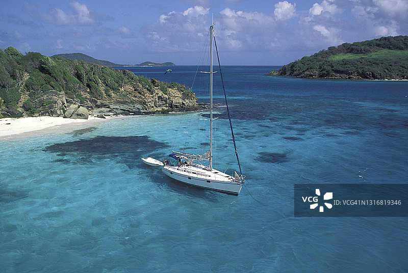 蓝色泻湖中系泊的帆船图片素材