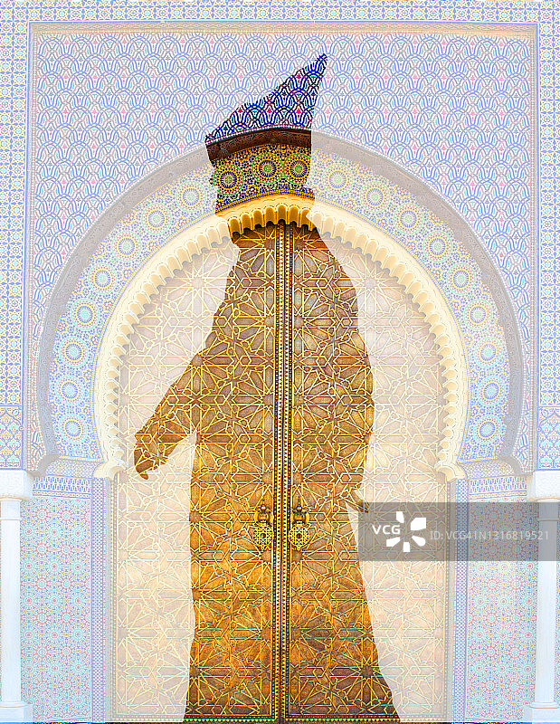 金色宫殿入口处的男人影子图片素材