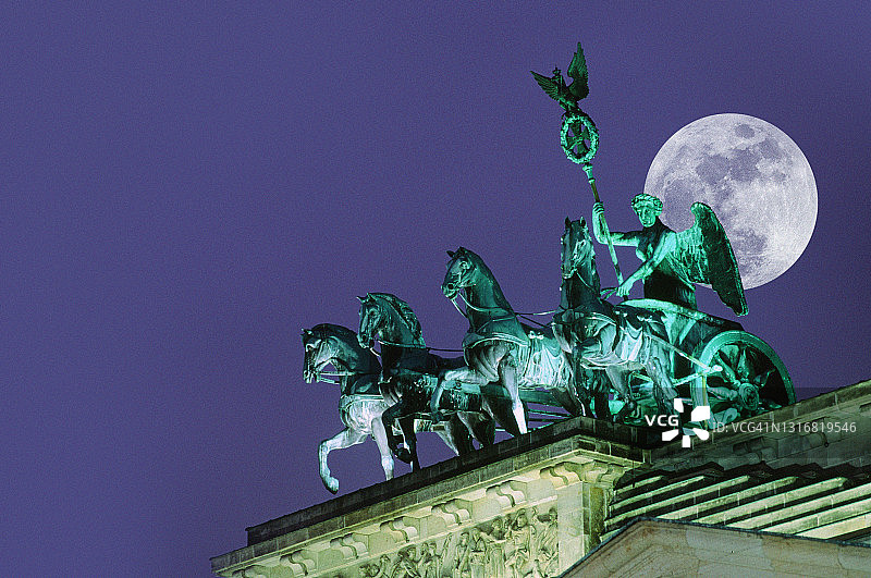 国家大门上空的月升图片素材