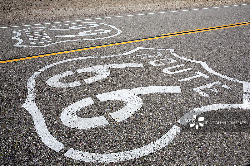 66号高速公路上的道路标线图片素材