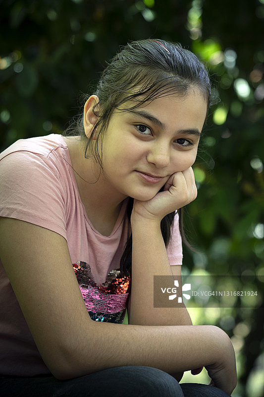 面向鲜花的土耳其少女图片素材