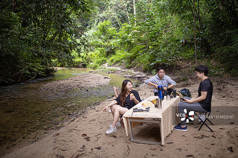 亚洲华人朋友周末河边露营聚会图片素材