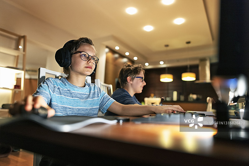 孩子们使用台式电脑玩多人在线游戏图片素材