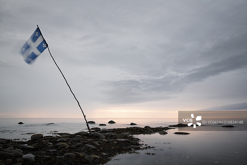 魁北克省圣弗拉维圣劳伦斯河魁北克旗帜图片素材