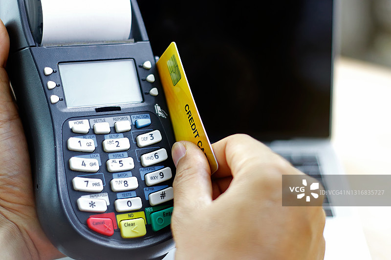 男人使用信用卡读卡器收款图片素材