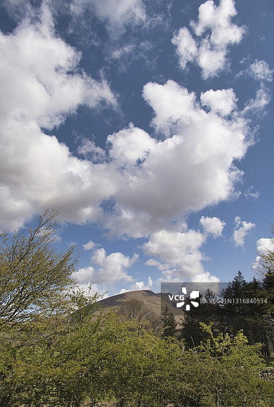 英格兰湖区布伦卡特拉山和云景图片素材