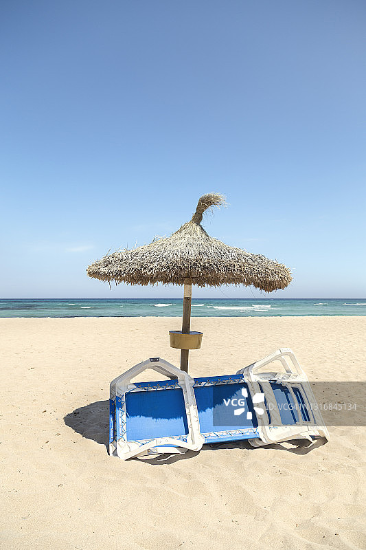 日光浴床和遮阳伞图片素材