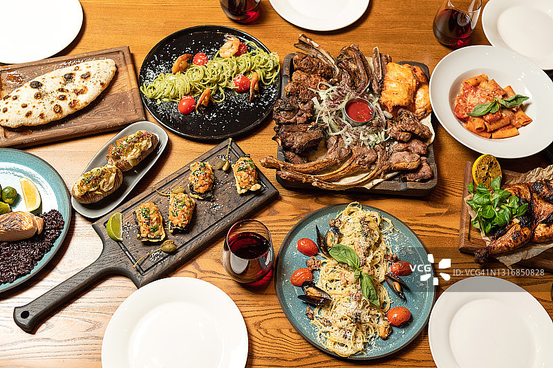 餐厅餐桌上丰盛的什锦肉类和蔬菜套餐图片素材