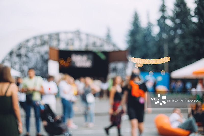 人物模糊背景的节日活动派对图片素材