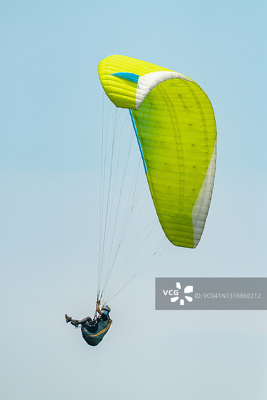 在蓝天中滑翔伞飞行图片素材
