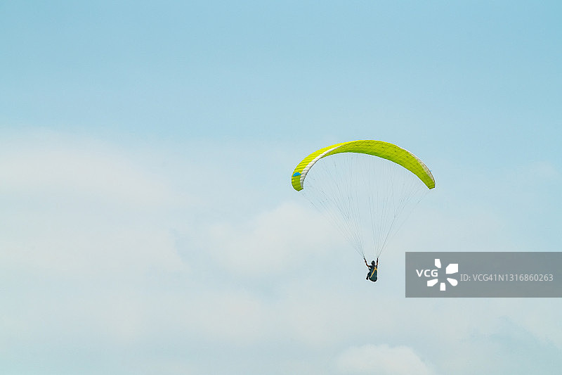 在蓝天中滑翔伞飞行图片素材