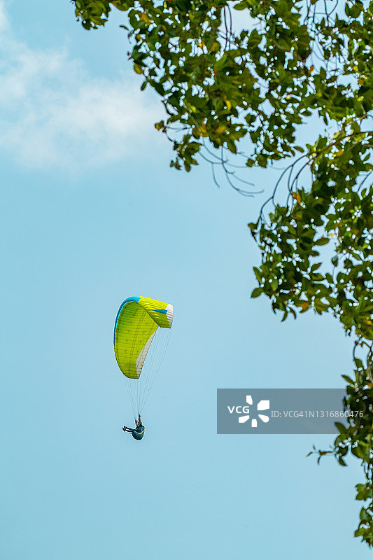 在蓝天中滑翔伞飞行图片素材