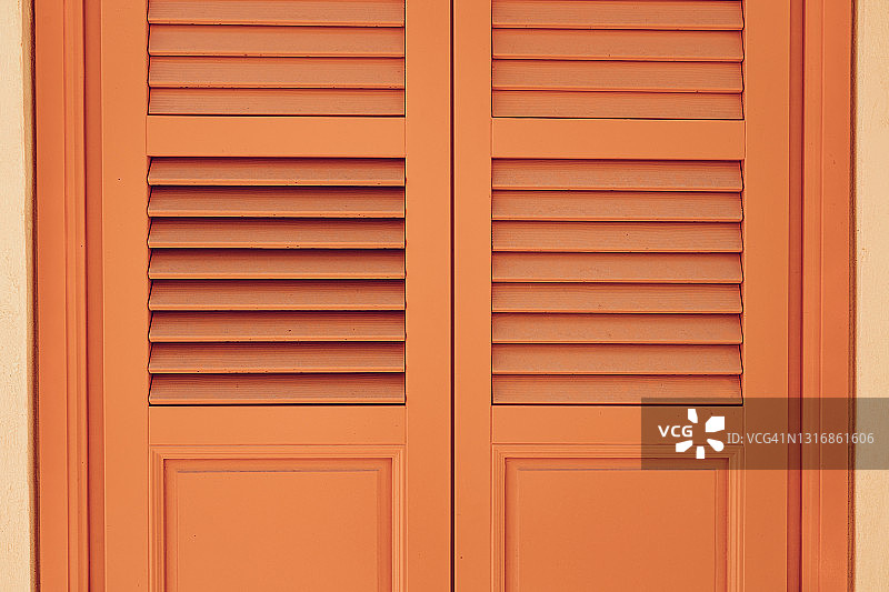 关闭的橙色百叶窗特写图片素材