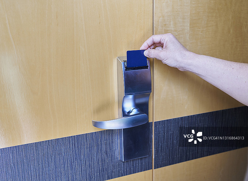 用房卡打开酒店房间门图片素材