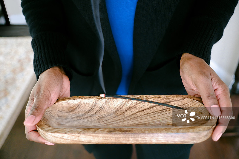 女人手持燃烧的香图片素材