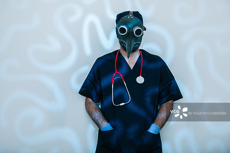 戴着中世纪复古黑死病面具的男医生和护士，白色背景上的迷幻图案图片素材