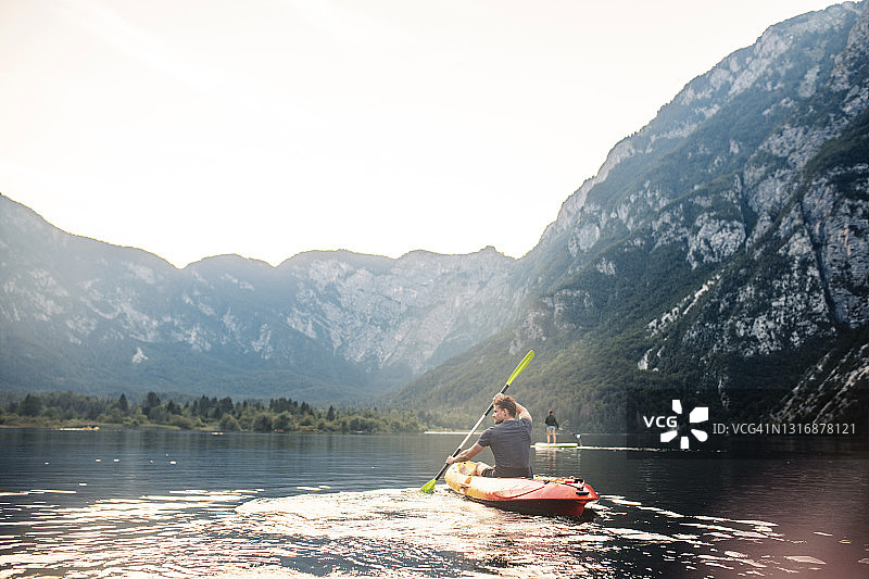 30岁出头的男子在博希尼湖上划皮划艇图片素材