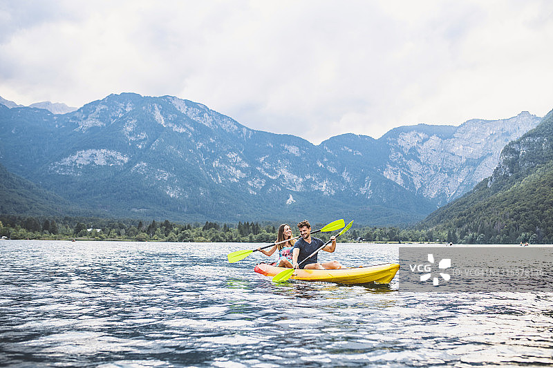无忧无虑的中年夫妇在博希尼湖上享受皮划艇运动图片素材