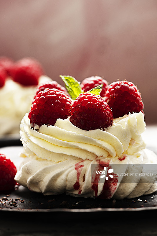 覆盆子小蛋白酥皮图片素材