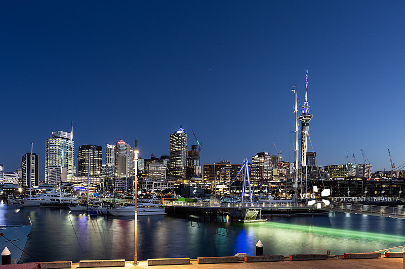 新西兰奥克兰温亚德跨海大桥夜景图片素材