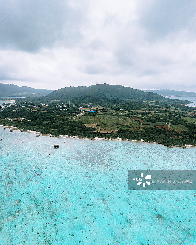 日本石垣岛热带岛屿和珊瑚礁泻湖的航拍景观图片素材