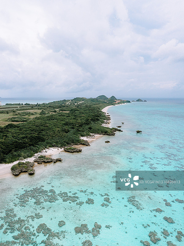 日本石垣岛热带岛屿和珊瑚礁泻湖的航拍景观图片素材