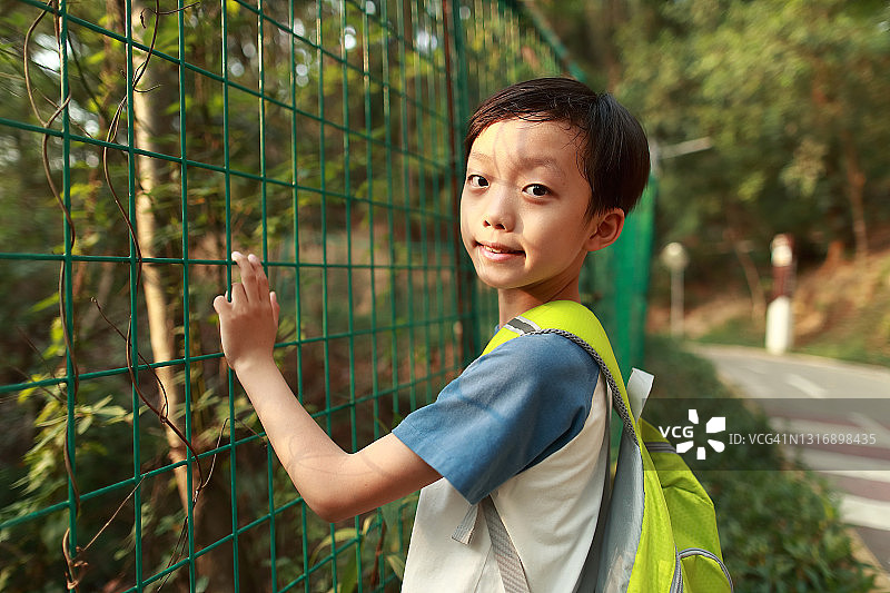 男孩去上学图片素材