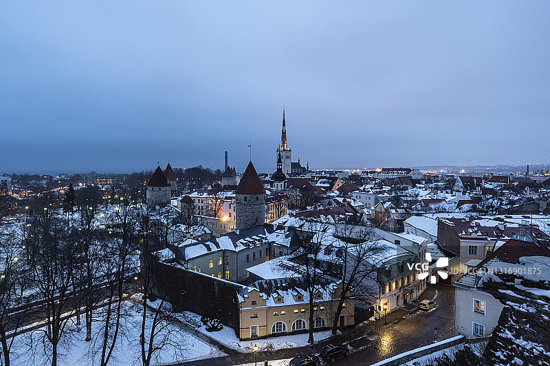 爱沙尼亚塔林中世纪老城的夜景图片素材