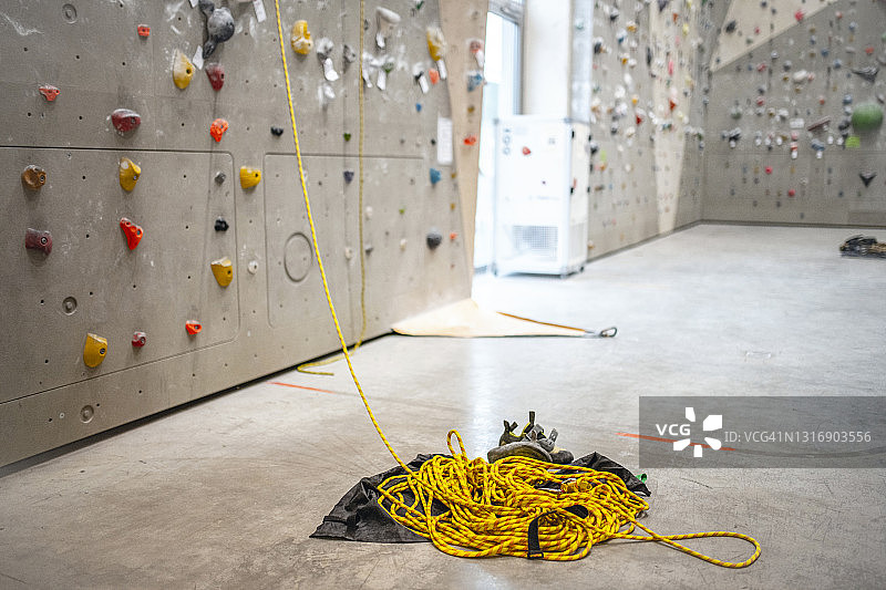 室内攀岩馆地面上的保护绳图片素材