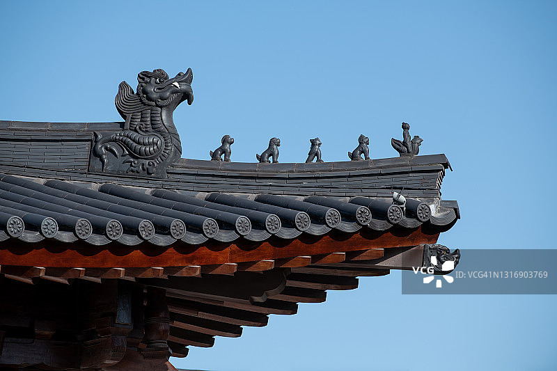 中国建筑屋檐上的瓷雕图片素材