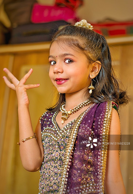 做手势的女孩图片素材