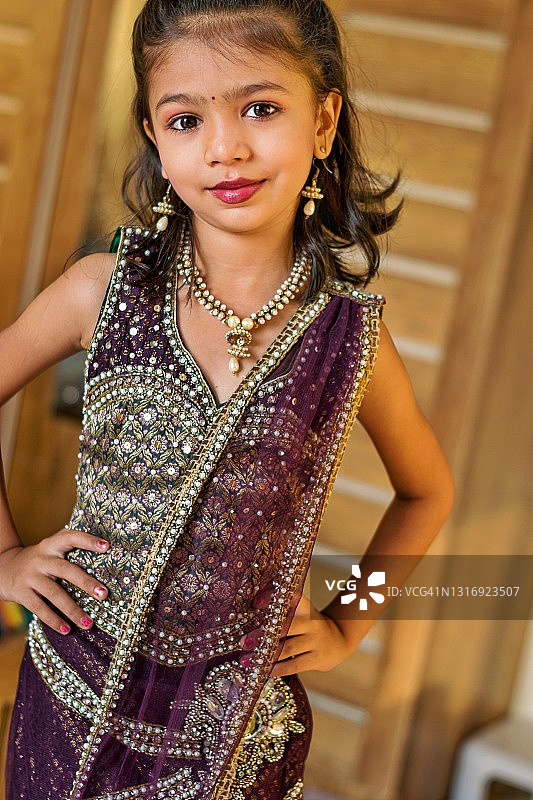 女孩穿着传统服装摆姿势图片素材