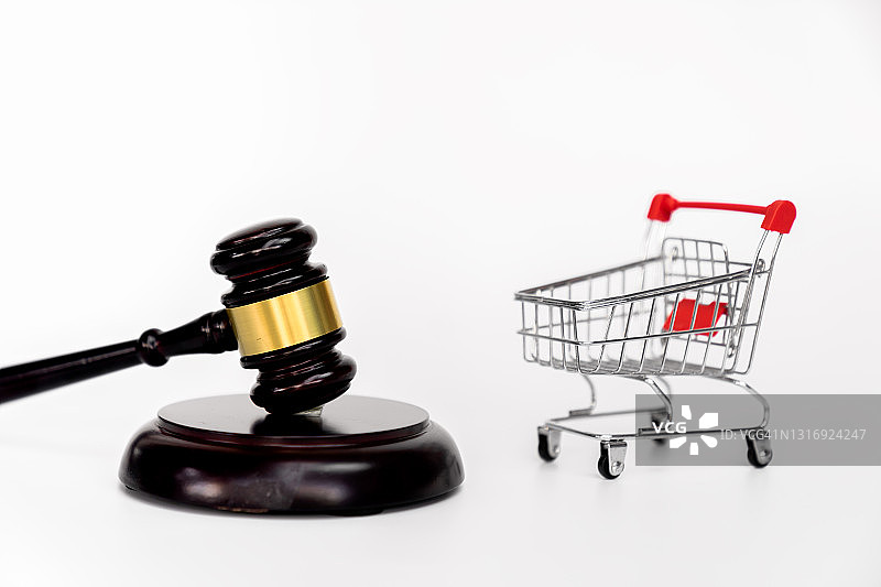 商业法和消费者权益概念，法律概念，在线购物，带购物车的锤子图片素材