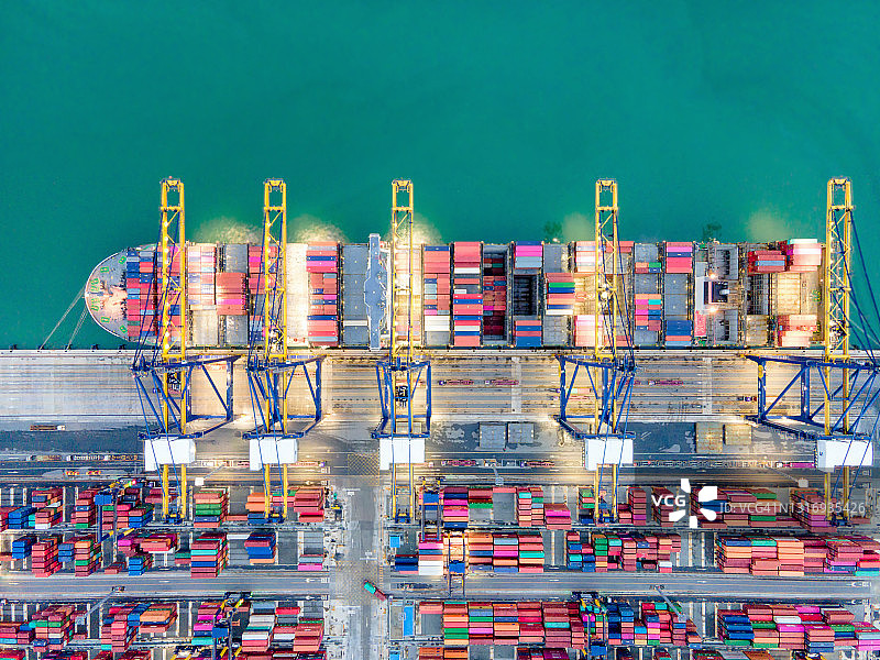 港口码头装满彩色集装箱的巨轮无人机航拍图片素材