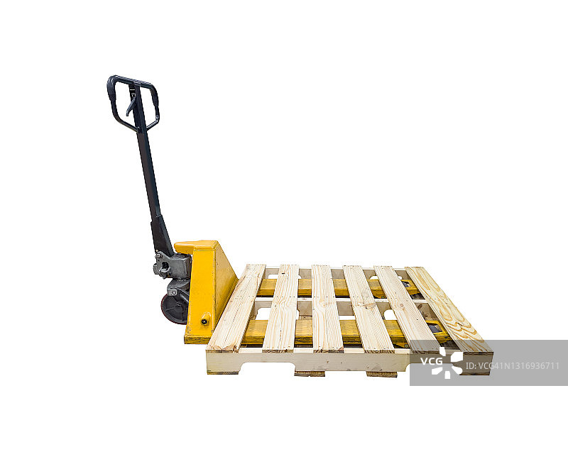托盘搬运车、手动托盘车和白色背景上的木制托盘图片素材