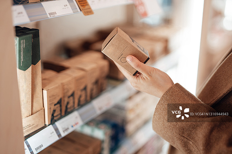 年轻女子在零浪费商店购买环保个人护肤品图片素材