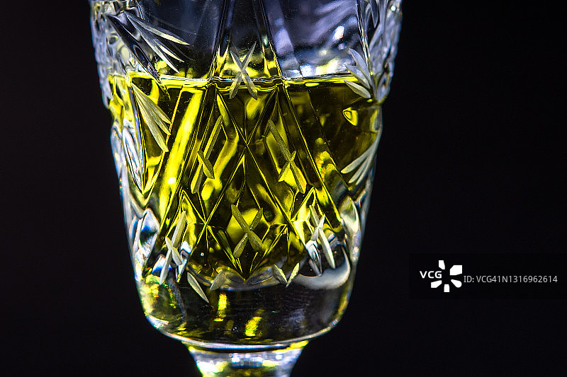 装有香蕉利口酒的玻璃杯图片素材