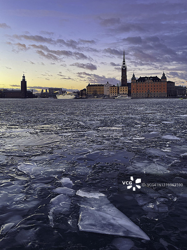 斯德哥尔摩市中心骑士湾的冰面图片素材