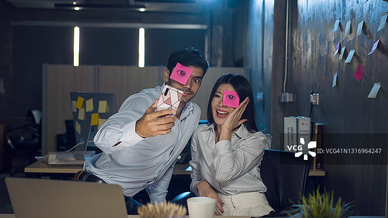 休息时自拍的快乐创意情侣图片素材