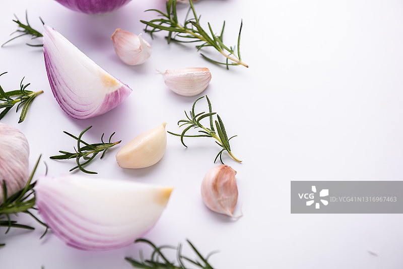 红洋葱迷迭香大蒜（白色背景）图片素材