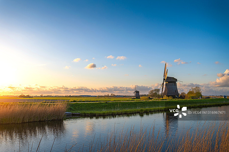 日落时运河边的风车图片素材