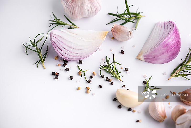 红洋葱大蒜香料白色背景俯视图图片素材