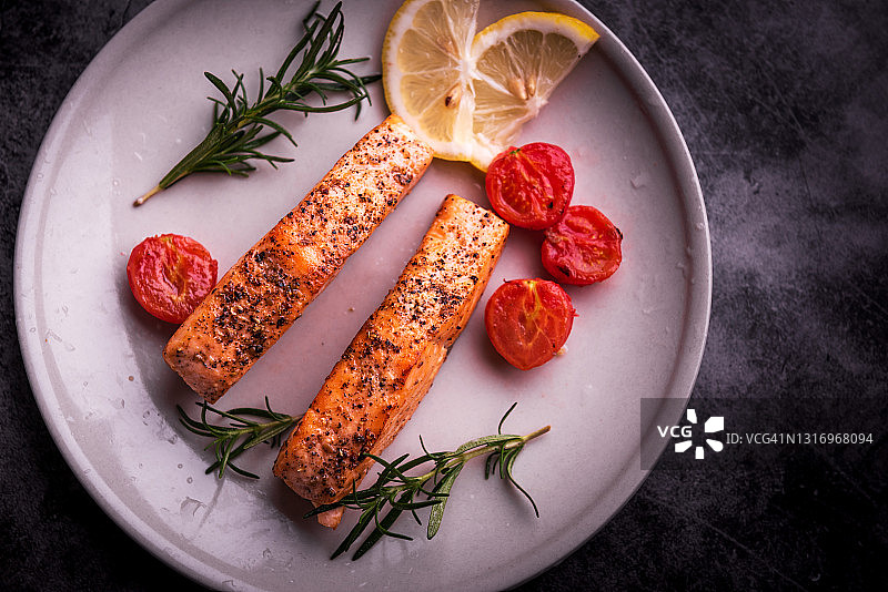 烤三文鱼配烤辣椒柠檬和盐。烤三文鱼和蔬菜图片素材