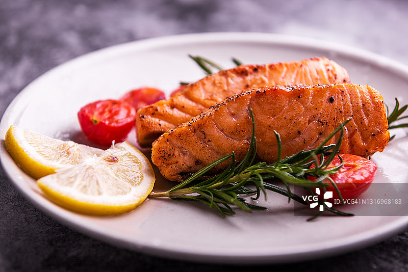 烤三文鱼配烤辣椒柠檬和盐。烤三文鱼和蔬菜图片素材