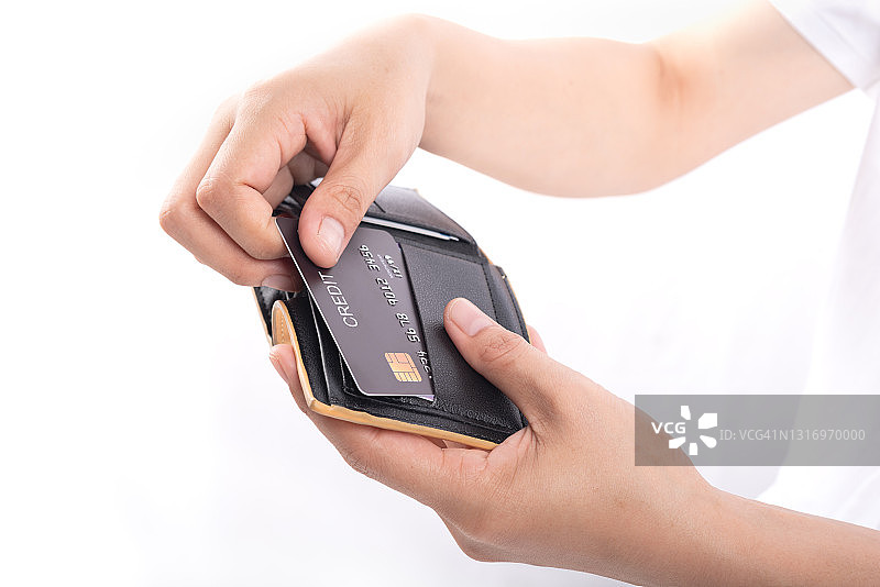 女人从粉色钱包里拿出一张空白卡片付款。带芯片的信用卡图片素材