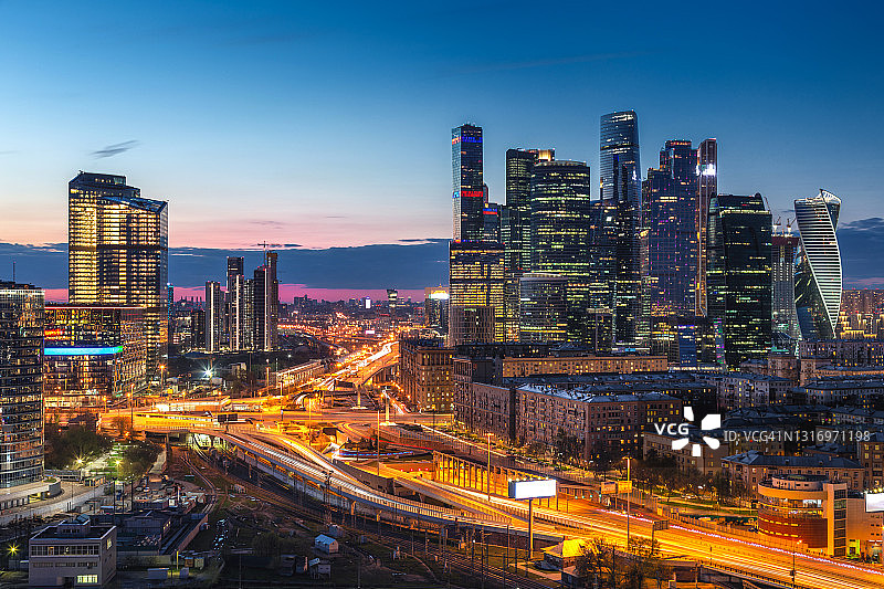 莫斯科金融商务中心摩天大楼夜景图片素材