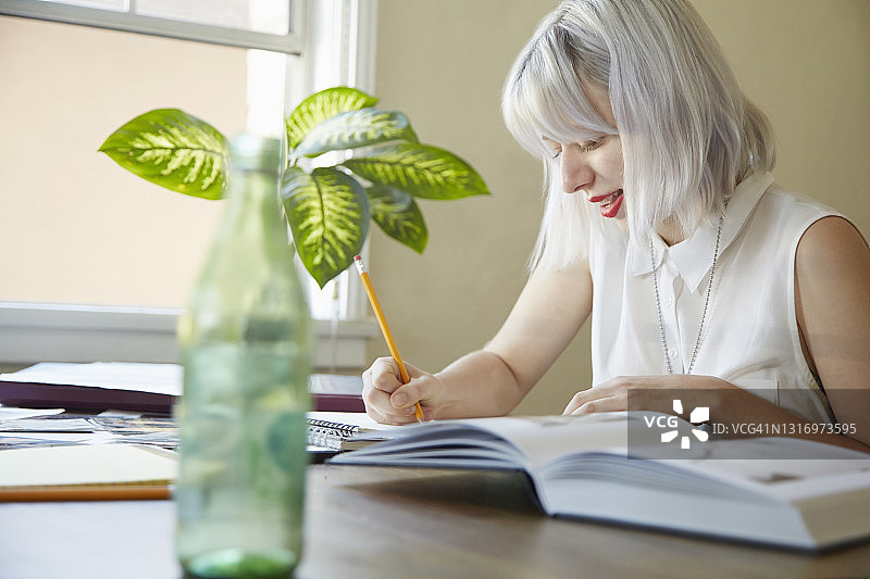 年轻女子在家学习图片素材